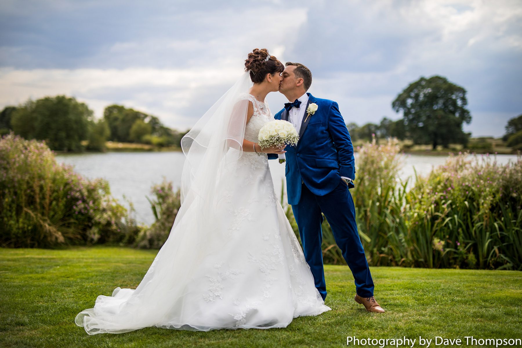 A kiss for the bride an groom